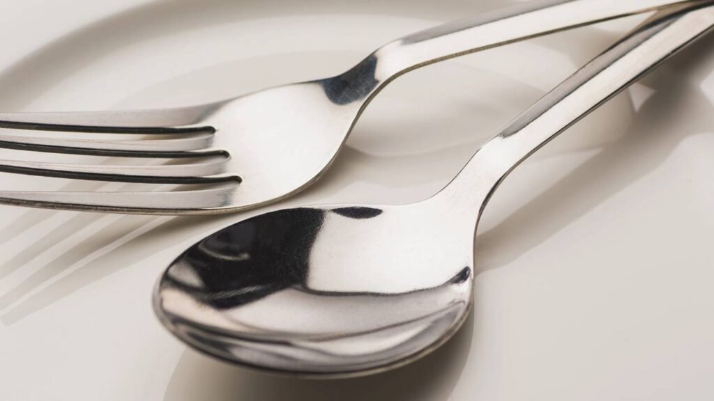 O truque do vinagre que faz os talheres parecerem novos