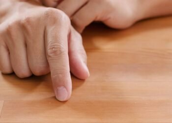 O que significa quando alguém começa a tamborilar os dedos na mesa