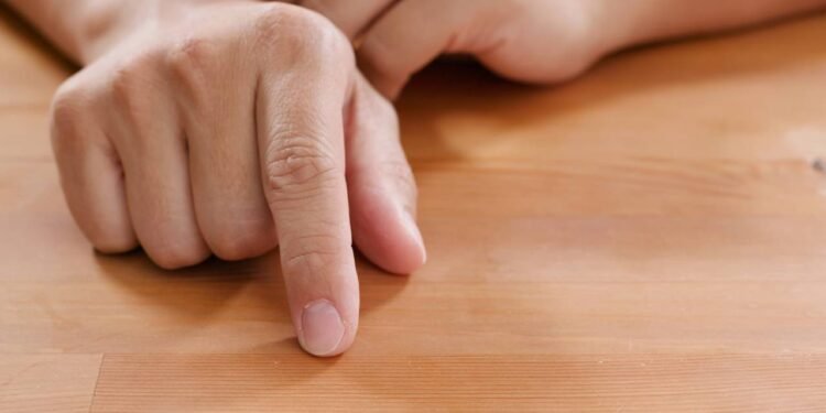 O gesto de tamborilar os dedos é comum e pode passar despercebido, mas revela emoções variadas - Créditos: depositphotos.com / leungchopan