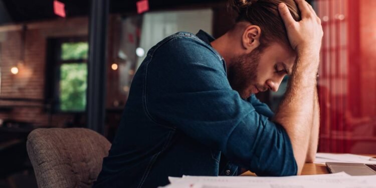 Aspectos como sobrecarga de tarefas, jornadas longas e cobranças excessivas - Créditos: depositphotos.com / HayDmitriy