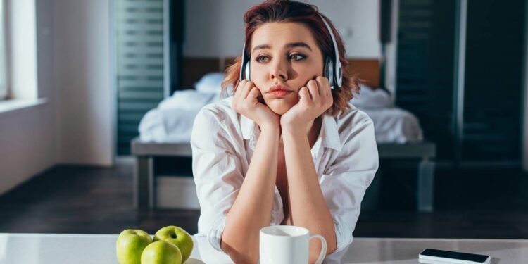 O processo catártico proporcionado por canções de desamor ajuda a liberar emoções intensas - Créditos: depositphotos.com / DenisDenisenko