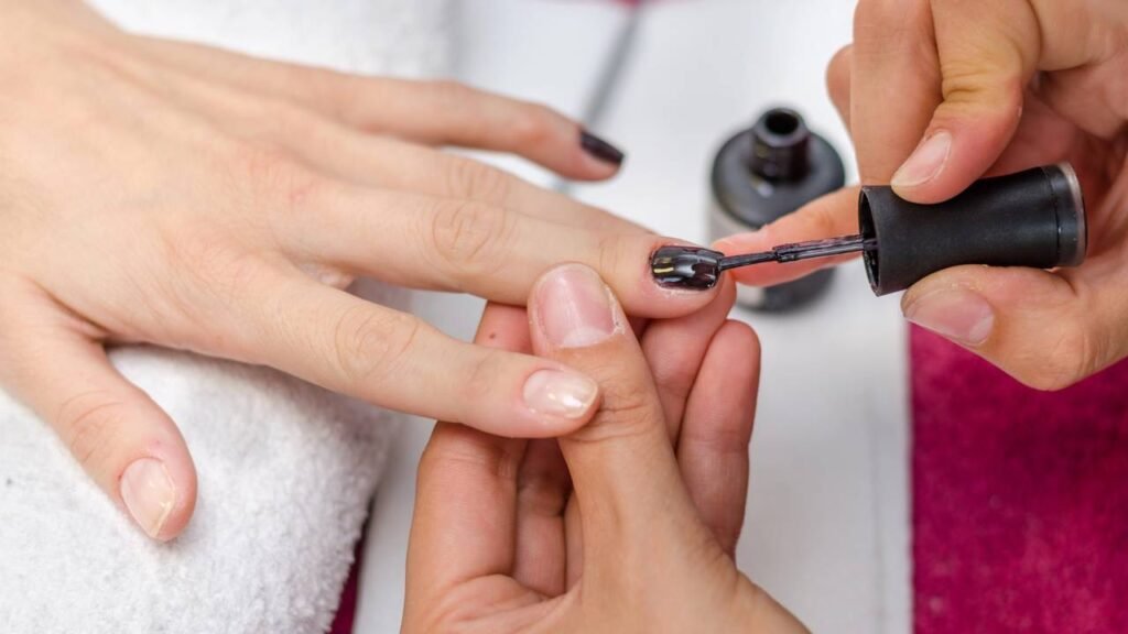 O que significa ter sempre as unhas pintadas, segundo a psicologia