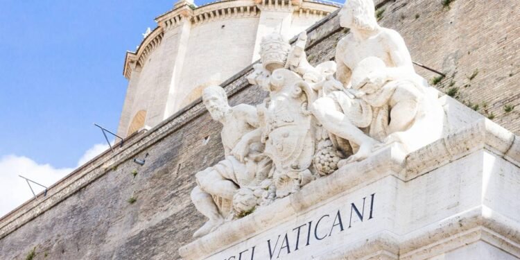 Simbolicamente, a expressão funciona como um lembrete de humildade. Ela alerta que, por mais elevado que alguém seja, sua glória também se desfaz com o tempo. // Créditos: depositphotos.com / gianliguori