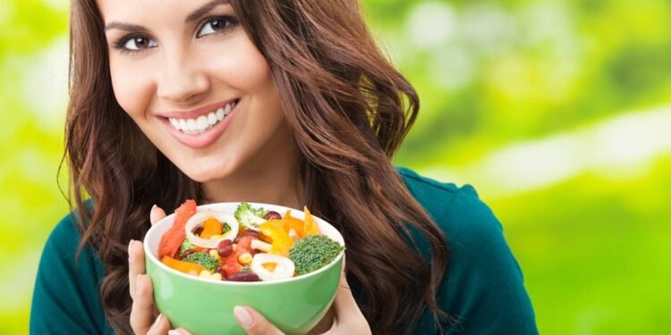 Ajustar a dieta favorece o controle do peso, prevenção de doenças e melhora do bem-estar. // Créditos: depositphotos.com / g_studio