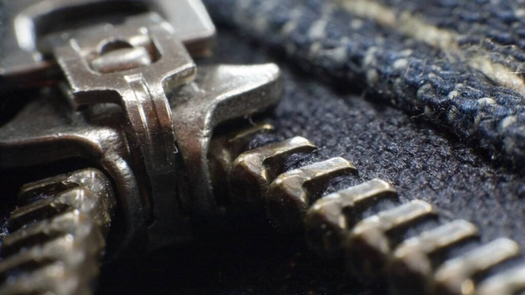 Pucos sabem para que serve o buraco do zíper em calças