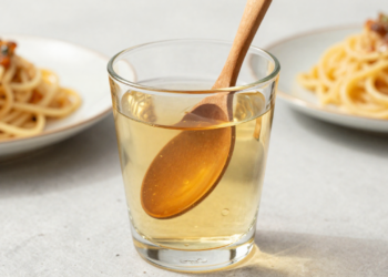 Beber uma colher de vinagre de maçã diluído antes da massa para reduzir o pico de glicose