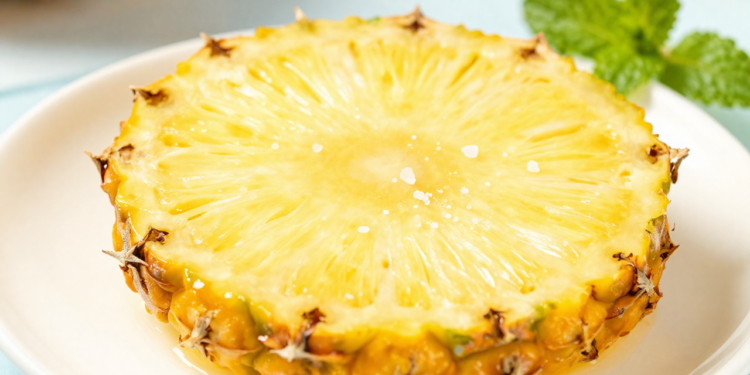 Comer abacaxi com sal para curar a tosse mais rápido que xarope