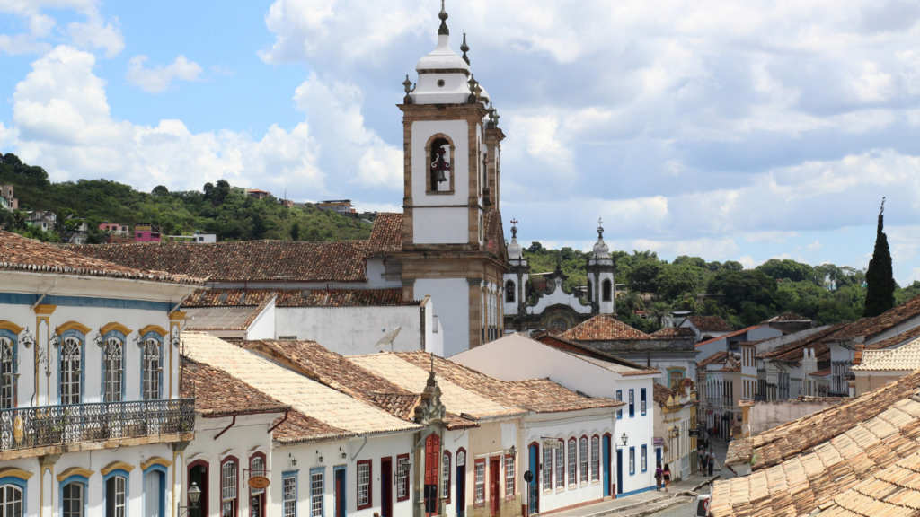 A cidade fundada em 1713 conhecida como “terra onde os sinos falam” que une tradição e vida universitária em Minas Gerais