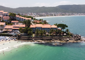 O Caribe em Santa Catarina está conquistando quem visita pelo mar cristalino que parece irreal