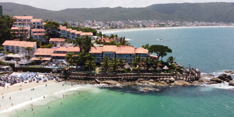 O Caribe em Santa Catarina está conquistando quem visita pelo mar cristalino que parece irreal