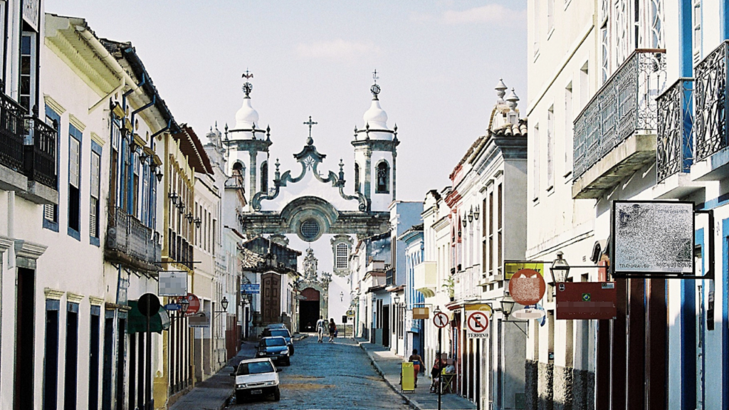 A cidade fundada em 1713 conhecida como “terra onde os sinos falam” que une tradição e vida universitária em Minas Gerais
