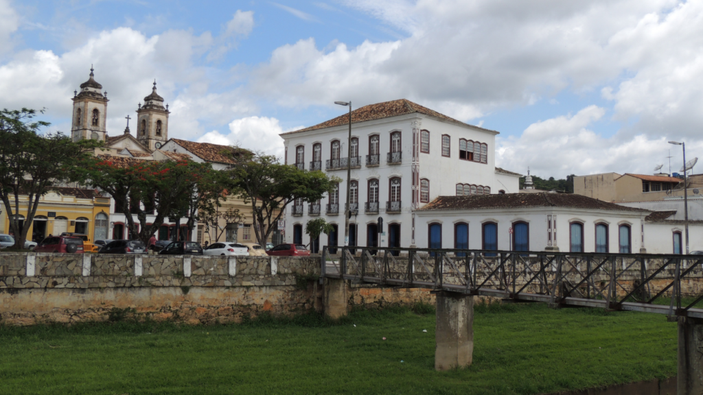 A cidade fundada em 1713 conhecida como “terra onde os sinos falam” que une tradição e vida universitária em Minas Gerais