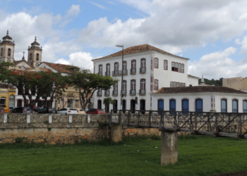 A cidade fundada em 1713 conhecida como “terra onde os sinos falam” que une tradição e vida universitária em Minas Gerais