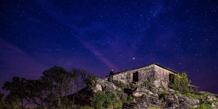 Cidade mística em Minas Gerais com lendas de portais, OVNIs e gruta que “ligaria” ao Peru chama atenção de turistas
