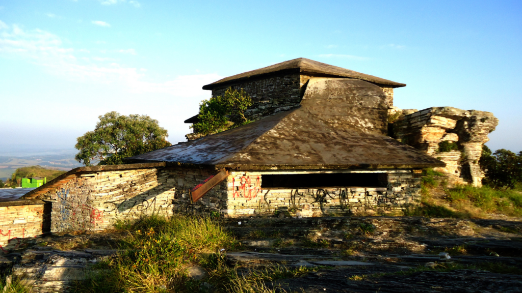 Uma cidade brasileira mística fundada em 1963 acima de uma mina de quartzos valiosos está atraindo visitantes por ser um portal enérgico natural