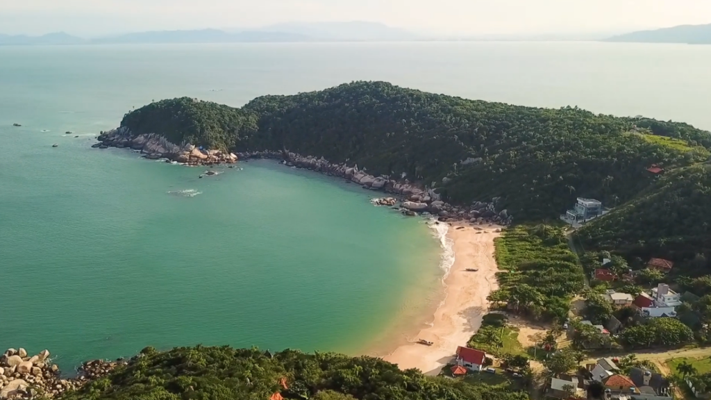 O Caribe em Santa Catarina está conquistando quem visita pelo mar cristalino que parece irreal
