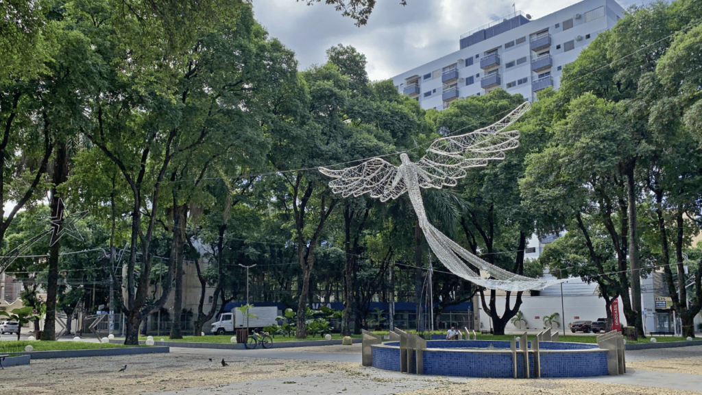 A cidade de Minas Gerais que atrai jovens e famílias com esportes radicais e ensino de alto nível