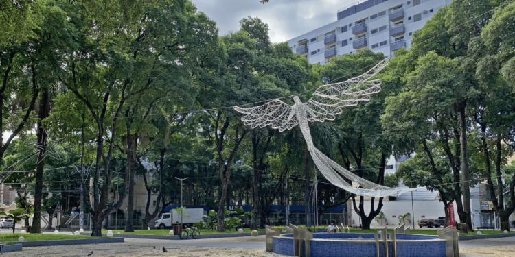 Com pico de 1.123m, a "Capital Mundial do Voo Livre" a 310 km da capital é o centro mundial do voo livre e das pedras preciosas