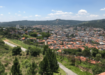 A cidade de São Paulo conhecida como Terra do Vinho que atrai casais e famílias em busca de diversão ao ar livre