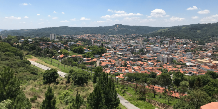 A cidade de São Paulo conhecida como Terra do Vinho que atrai casais e famílias em busca de diversão ao ar livre