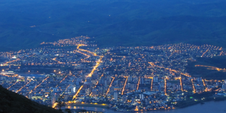 A cidade de Minas Gerais que atrai jovens e famílias com esportes radicais e ensino de alto nível