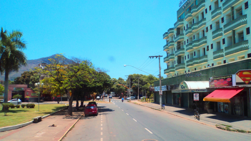 A cidade de Minas Gerais que atrai jovens e famílias com esportes radicais e ensino de alto nível