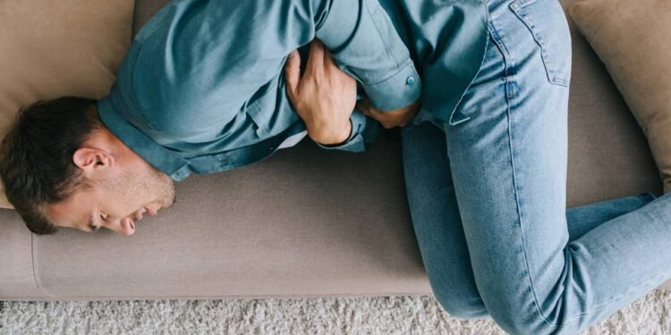 Dor abdominal - Créditos: depositphotos.com / AndrewLozovyi