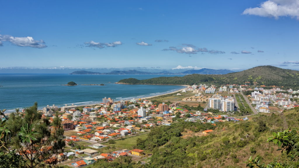 A combinação entre praias paradisíacas e clima pacífico faz Governador Celso Ramos um dos melhores destinos residenciais próximos a Florianópolis.
