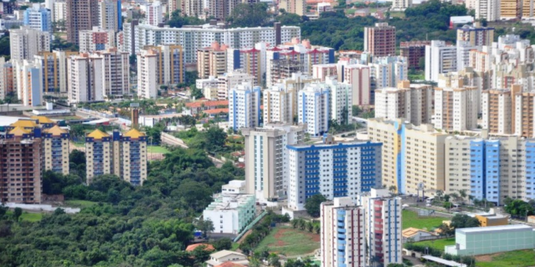 Cidade dos parques aquáticos encanta visitantes com águas termais e diversão para toda a família