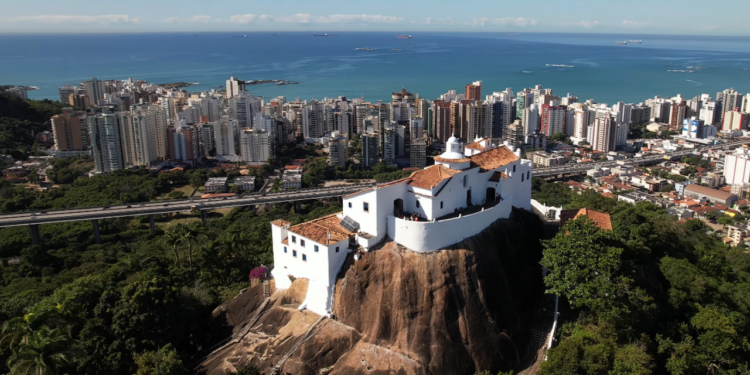 Uma cidade fundada em 1535 une casarões históricos e modernidade, atraindo investimentos próximos às orlas com muita qualidade de vida