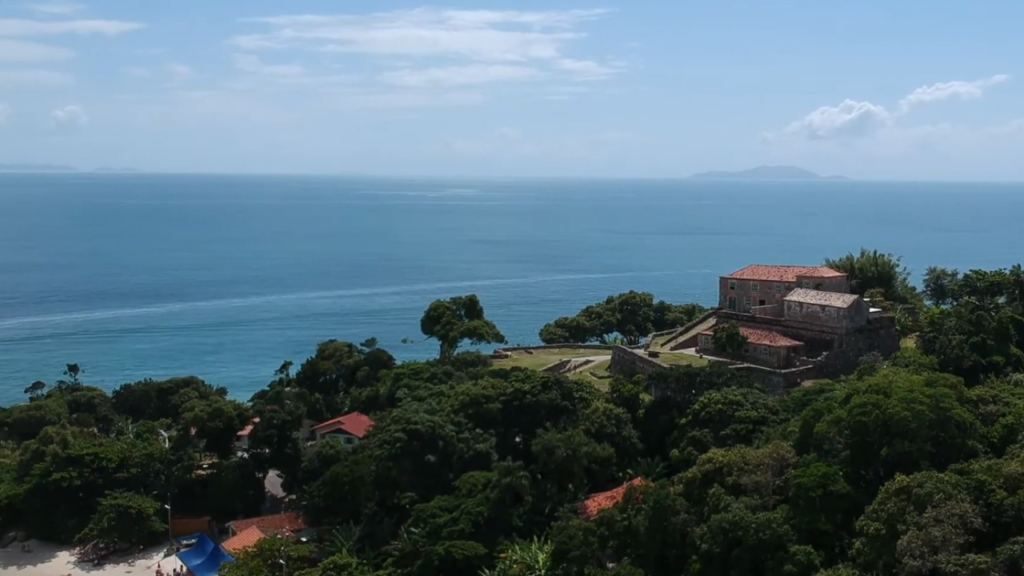 O canto de Santa Catarina com duas praias imperdíveis protegidas por fortalezas coloniais