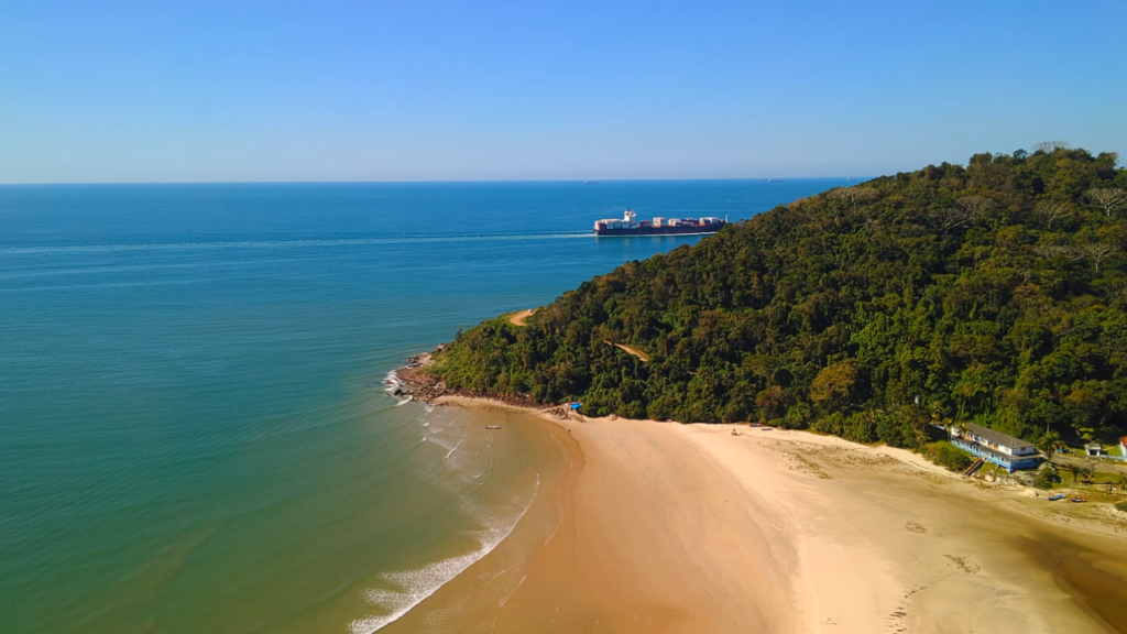 O canto de Santa Catarina com duas praias imperdíveis protegidas por fortalezas coloniais