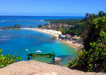 A ilha do Nordeste onde só se chega de barco que preserva praias intocadas que poucos conhecem