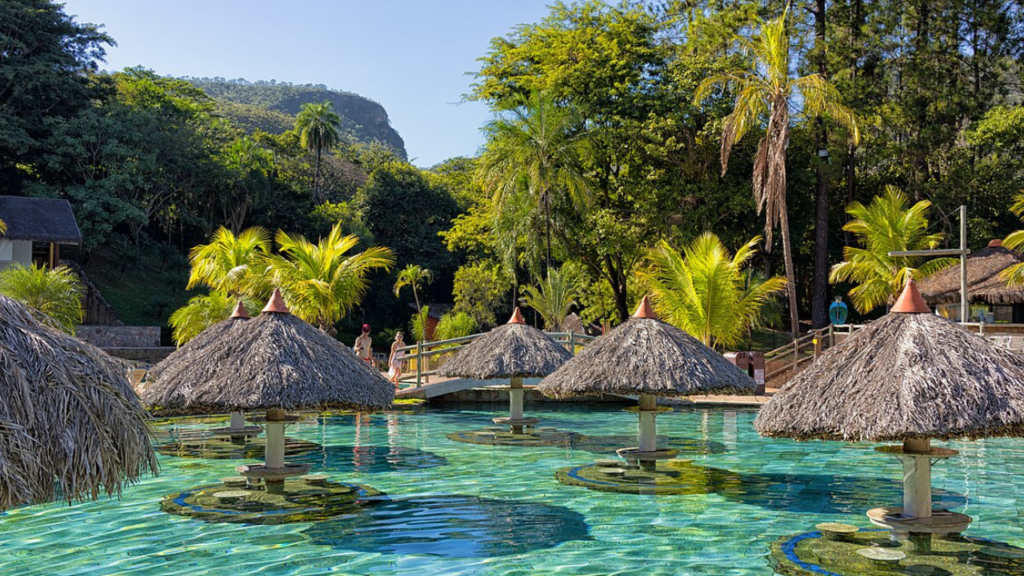As 4 praias perto do Goiás que surpreendem com água cristalina perto de Goiás
