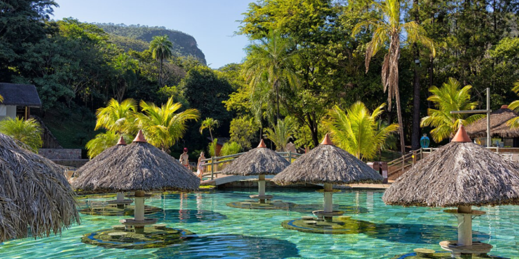 As 4 praias perto do Goiás que surpreendem com água cristalina perto de Goiás