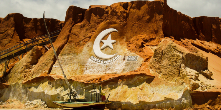 A antiga vila de pescadores que abriga uma praia do Nordeste famosa pela sua "Broadway" e belezas irresistíveis