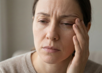 O que significa quando o olho treme e qual lado é considerado bom?