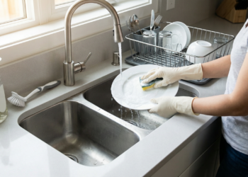 O erro que você provavelmente comete ao lavar louças que pode colocar sua saúde em risco