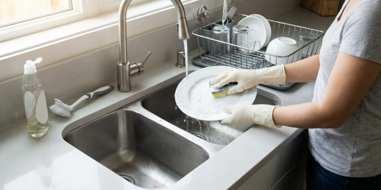 O erro que você provavelmente comete ao lavar louças que pode colocar sua saúde em risco