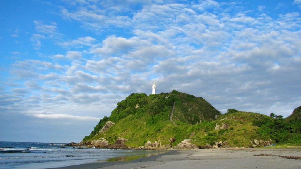 A ilha do Paraná com praias desertas, natureza intocada e beleza única que está conquistando visitantes