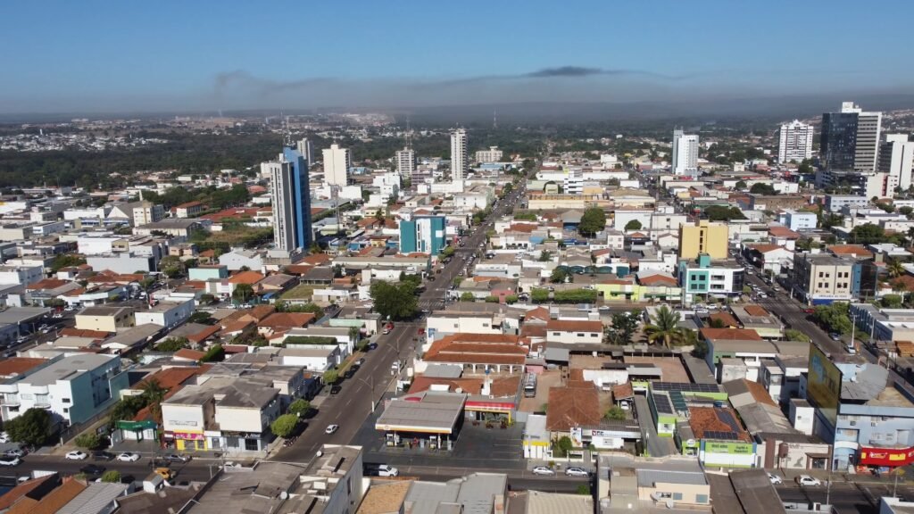 A cidade onde a força industrial convive com paisagens naturais preservadas e atraí olhares
