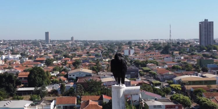 A cidade onde a força industrial convive com paisagens naturais preservadas e atraí olhares