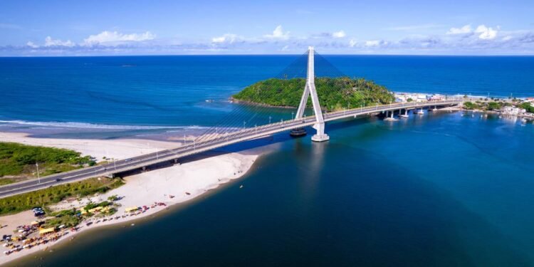 O litoral do Nordeste encanta com mata atlântica e praias quase desertas perfeitas para surfar