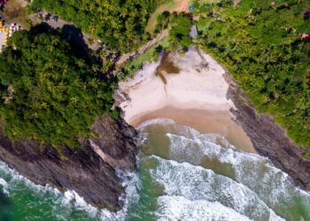 O litoral do Nordeste encanta com mata atlântica e praias selvagens de tirar o fôlego