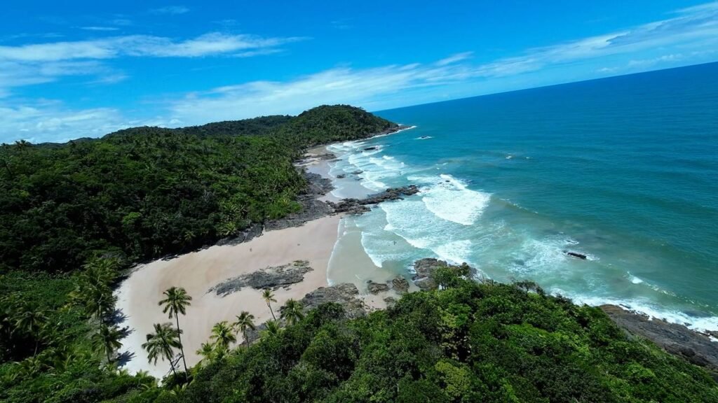O litoral do Nordeste encanta com mata atlântica e praias selvagens de tirar o fôlego