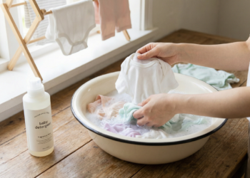 Como lavar roupas de bebê sem perder maciez ou proteção