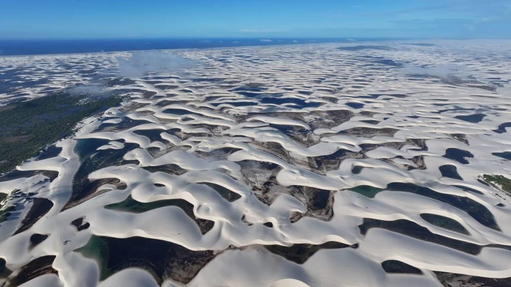 O destino brasileiro com dunas brancas infinitas que parece te levar a outro planeta com lagoas cristalinas