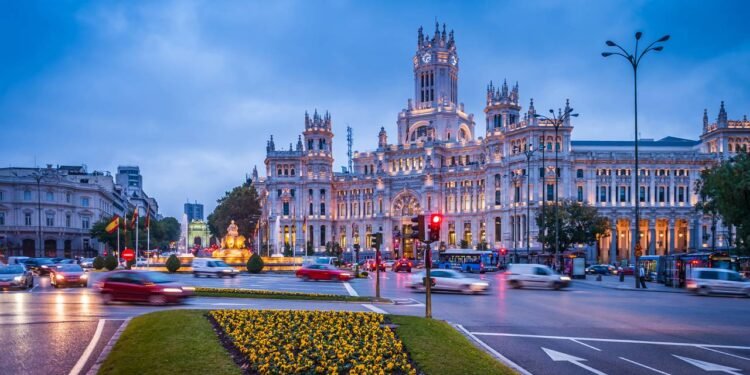 Desde antes de 1202, essa cidade era chamada de "villa" e encanta com arte e um palácio com mais de 3 mil salas