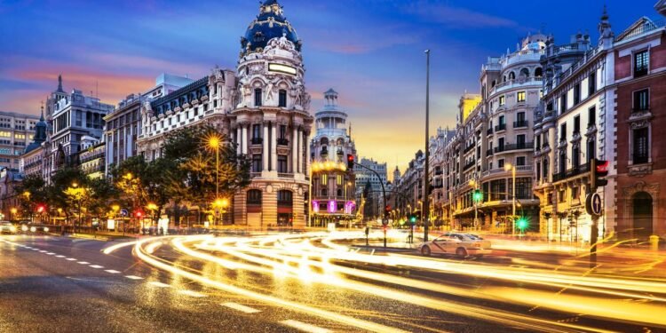Descubra Madrid em imagens com Palácio Real, Plaza Mayor e Parque El Retiro, mostrando a alma histórica e moderna da capital espanhola. // Créditos: depositphotos.com / ventdusud