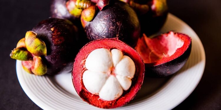 Mangostão - Créditos: depositphotos.com / villasis.leonardo.gmail.com